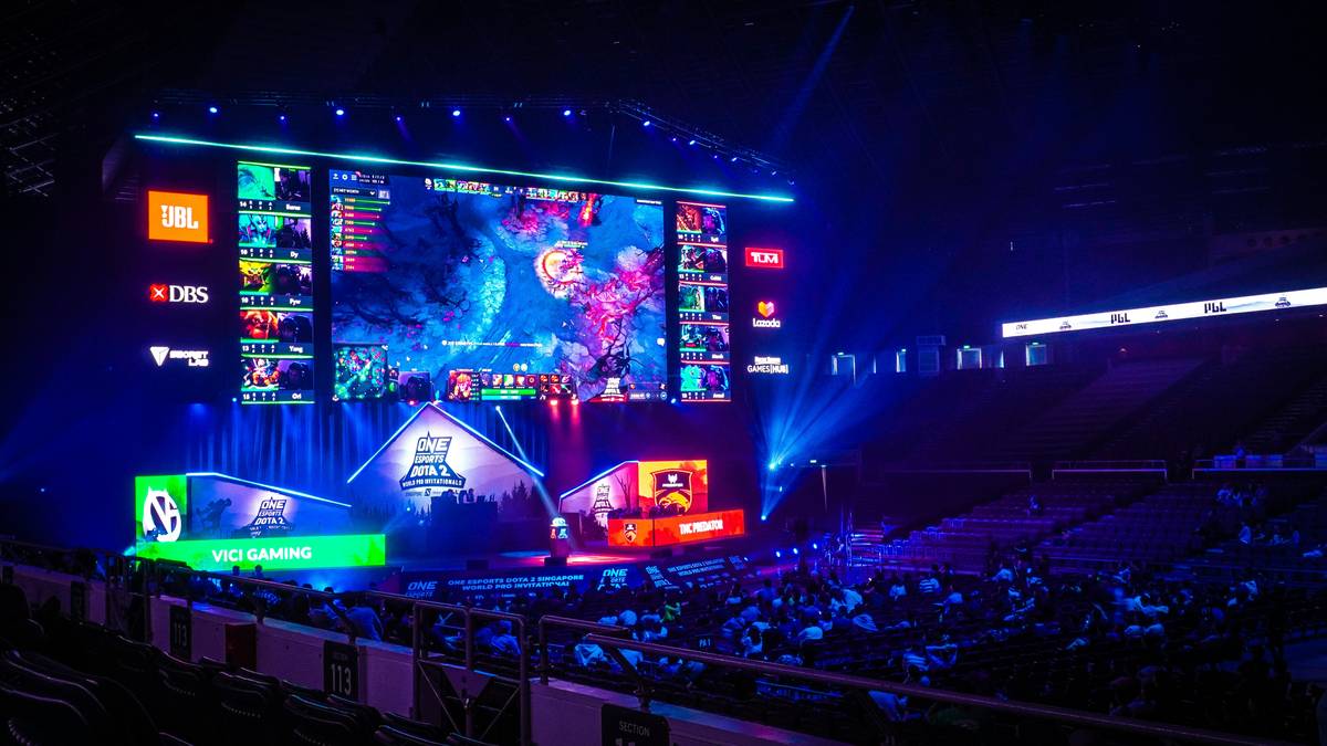 Crowd cheering at Brawl Stars World Finals 2026 kickoff press conference in Madrid, with Supercell logo and countdown clock visible